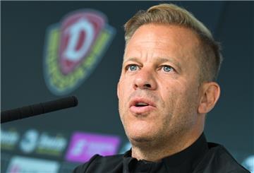 Markus Anfang, neuer Trainer des Drittligisten SG Dynamo Dresden, spricht bei seiner Vorstellung in der AOK PLUS Walter-Fritzsch-Akademie auf dem Podium.