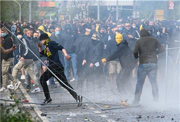 Dynamofans randalieren vor dem Stadion.