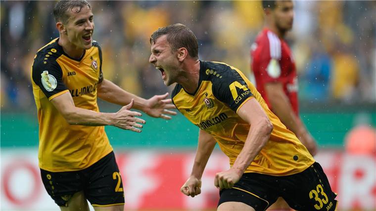 Dynamo überrascht Düsseldorf: Verdienter 2:0-Sieg Dynamos Christoph Daferner (r) jubelt nach seinem 1:0-Treffer.