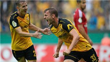 Dynamos Christoph Daferner (r) jubelt nach seinem 1:0-Treffer.