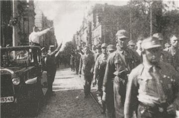 Ebenfalls Teil der Stadtgeschichte: Ein SA-Aufmarsch im Jahr 1930 am damaligen Marktplatz. In Bremerhaven war der Nationalsozialismus präsenter, als viele der heutigen Schüler vermuten. 