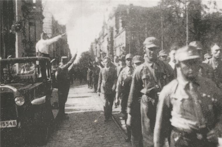 Hier erinnern Schüler an die NS-Diktatur in Bremerhaven (mit Karte) Ebenfalls Teil der Stadtgeschichte: Ein SA-Aufmarsch im Jahr 1930 am damaligen Marktplatz. In Bremerhaven war der Nationalsozialismus präsenter, als viele der heutigen Schüler vermuten.