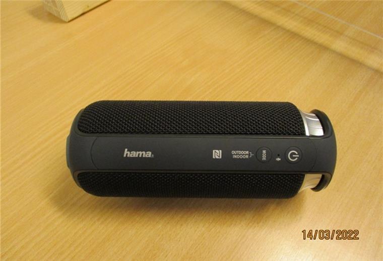 Bremerhaven: Wem wurden diese Elektrogeräte gestohlen? Ein USB-Lautsprecher liegt auf einem Tisch.