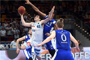 Ebenso wie beim jüngsten Heimsieg gegen Schalke müssen sich Will Vorhees (weißes Trikot) und die Eisbären in Schwenningen auf ein Kampfspiel gefasst machen.  
