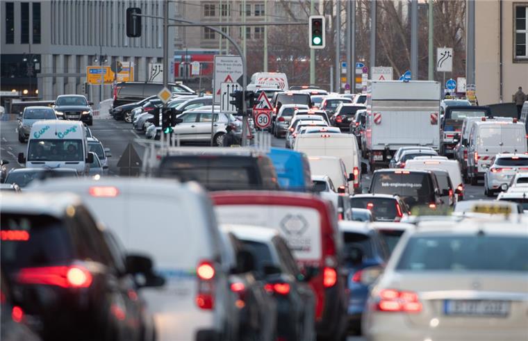Echt nervig - mit dem Auto im Stau stehen. 
