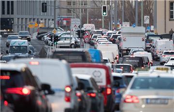 Echt nervig - mit dem Auto im Stau stehen. 