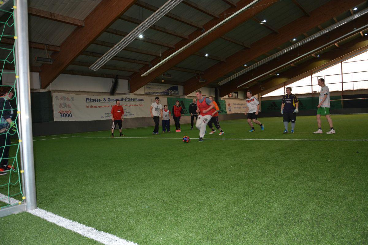 Echte Knipser am Werk: Im Nash-Fußballcenter in Dorum trainieren Sportbegeisterte der Lebenshilfe Cuxhaven.  Foto Seelbach