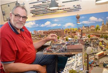 Eckard Roling an seinem Kommandostand vor einem Teil seiner Modellbahnanlage. Doch spielen tut er selten, er erweitert die detailgetreue Anlage lieber stetig.