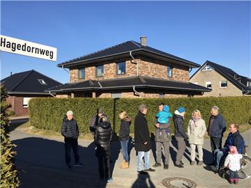 Ecke Hagedorn-/Maronenweg formieren sich etliche der Häuslebauer, die zornig sind: Ihre Straßen sind auch nach 10, 15 Jahren noch unbefestigt. Dabei haben sie für den Ausbau teuer bezahlt.