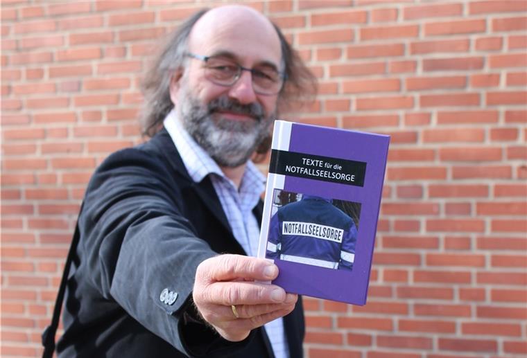 Eckhardt Bock mit dem Notfall-Buch.