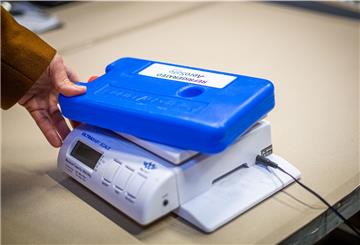 Für die Kontrolle der Kühlakkus werden sie genau gewogen. Wer den Check besteht, bekommt einen orangefarbenen Aufkleber und wandert in den Kühlcontainer, um für den nächsten Einsatz vorbereitet zu sein.