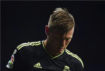 Toni Kroos bereitet sich auf einen Eckball vor.
