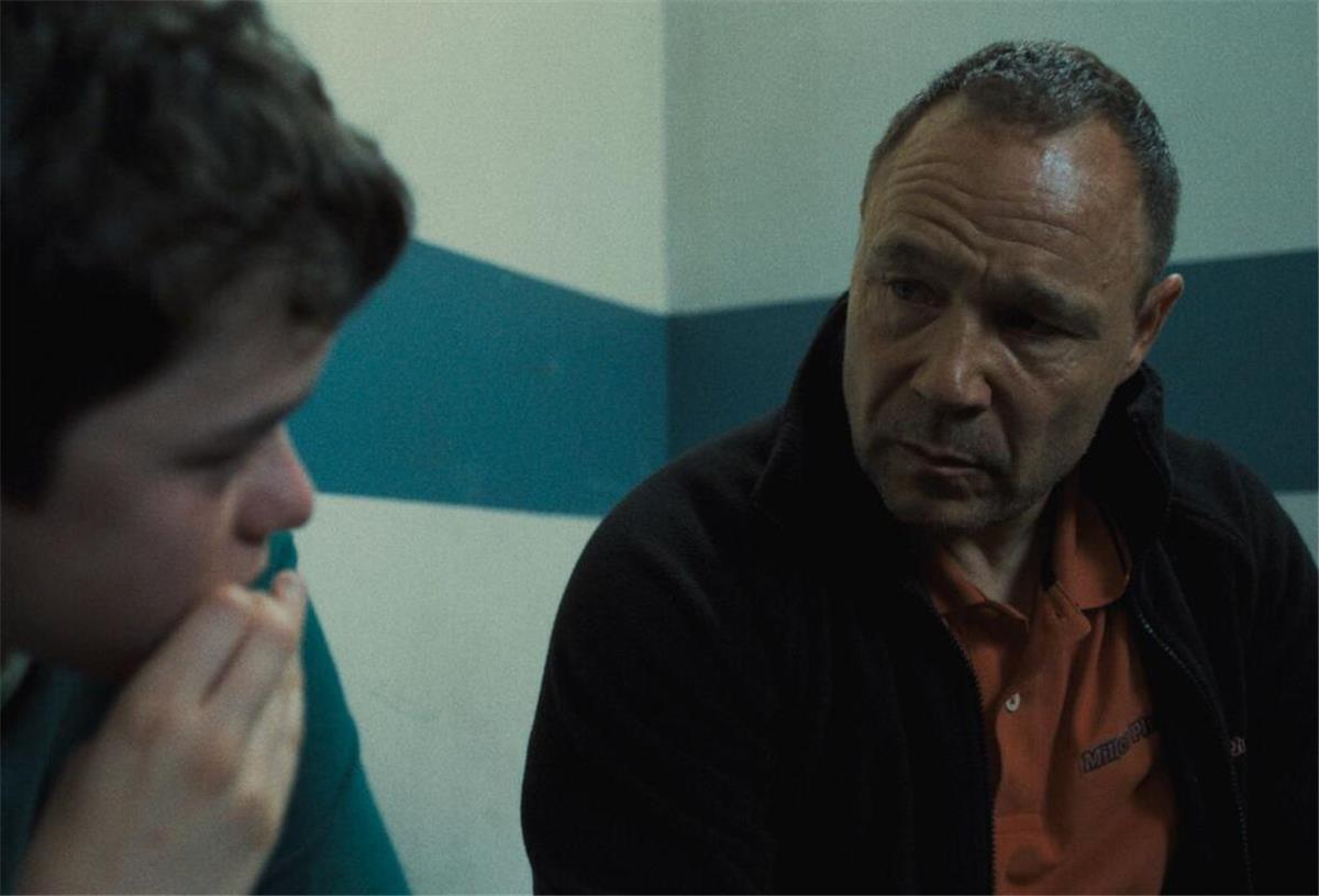 Warum „Adolescence“ weltweit Millionen bannt Eddie Miller (Stephen Graham) kann nicht fassen, dass sein Sohn Jamie (Owen Cooper) ein Mädchen umgebracht hat.