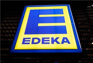 Ein Logo weist auf ein Einkaufcenter des Lebensmittelhändlers Edeka hin.