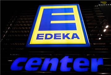 Ein Logo weist auf ein Einkaufcenter des Lebensmittelhändlers Edeka hin. 