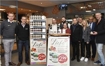 Edeka und Mitarbeiter der Elbe-Weser-Werkstätten arbeiten zusammen an verschiedenen Chutney-Sorten aus aussortieren, aber noch genießbaren Lebensmitteln. Sie gehen so gegen Lebensmittelverschwendung vor. 