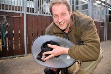 Edgar Jagels aus Ringstedt (Geestland) ließ seiner Jagdhündin Katta eine Zahnspange verpassen.