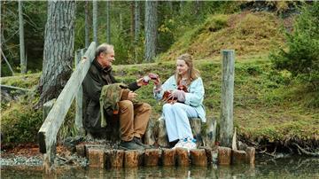 Edgar Selge und Luna Wedler in einer Szene aus dem Film „Marianengraben“.