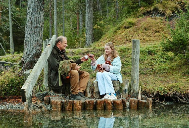 Edgar Selge und Luna Wedler in einer Szene aus dem Film „Marianengraben“.