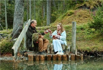 Edgar Selge und Luna Wedler in einer Szene aus dem Film „Marianengraben“.