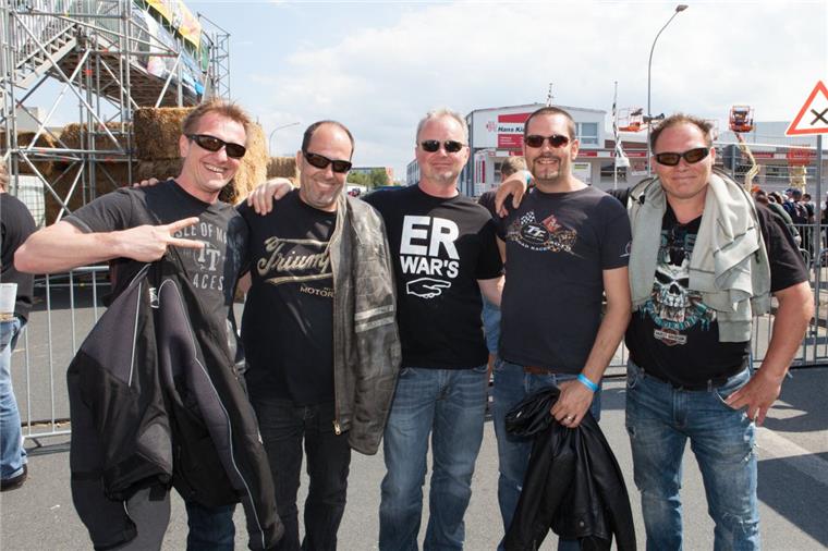Fischereihafenrennen: Blick in die bunte Biker-Welt Edi Albertin, Yves Schwender, Peter Manhardt, Lukas Albertin und Oli Müller (von links) genießen die dröhnenden Motoren beim Fischereihafenrennen.