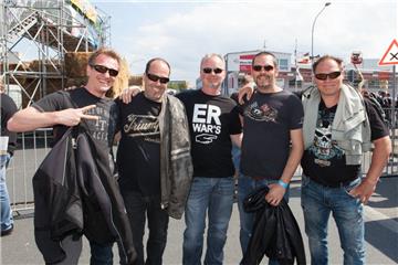 Edi Albertin, Yves Schwender, Peter Manhardt, Lukas Albertin und Oli Müller (von links) genießen die dröhnenden Motoren beim Fischereihafenrennen. 