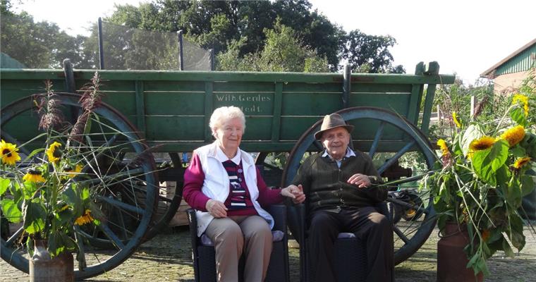 Edith und Heinrich Gerdes aus Alfstedt halten sich zufrieden an den Händen fest: 65 Jahre sind sie jetzt verheiratet.
