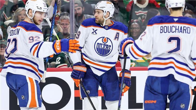 Edmontons Leon Draisaitl (Mitte) überragte gegen die Minnesota Wild mit vier Scorerpunkten.