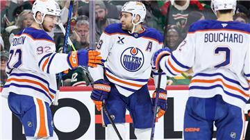 Edmontons Leon Draisaitl (Mitte) überragte gegen die Minnesota Wild mit vier Scorerpunkten.