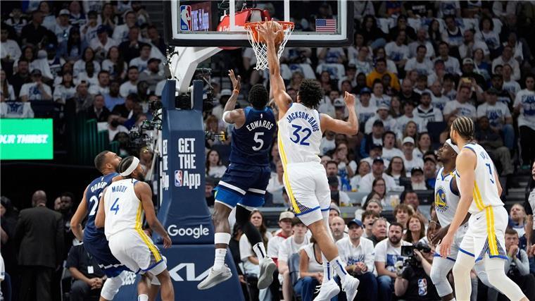 Edwards verletzte sich zwar ebenfalls, konnte im Gegensatz zu Curry aber aufs Spielfeld zurückkehren.