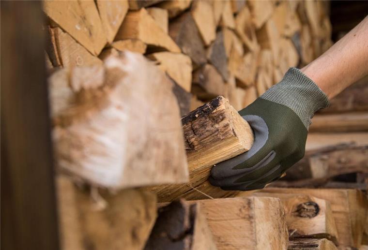 Brennholz im Winter: Tipps für effizientes und sicheres Holzmachen ARCHIV - Gestiegene Nachfrage, erhöhte Beschaffungs- und Transportkosten sorgen für eine Preissteigerung bei Brennholz und Holzpellets. Foto: Christin Klose/dpa-tmn