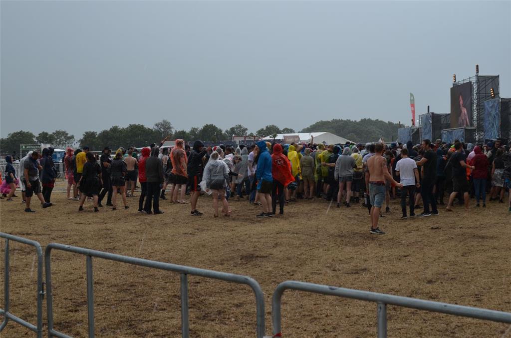 Egal, ob es regnet oder schneit, diese Fans gehören vor die Bühne. Foto: Oversch...