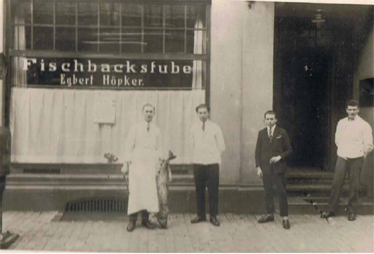 Traditionelle Meeresgenüsse in der Fischbratküche Höpker seit 1926 Egbert Höpker vor der Fischbratstube