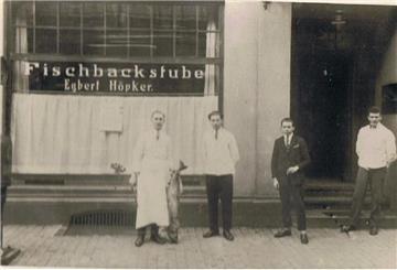 Egbert Höpker vor der Fischbratstube
