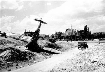 Die zerstörte Stadtmitte von Stalingrad nach der Kapitulation (undatiertes Archivfoto). 70 Jahre nach der erbarmungslosen Kesselschlacht von Stalingrad soll aus dem Gedenken an das blutigste Gefecht des Zweiten Weltkriegs ein Versöhnungsfest werden. Foto: dpa (zu dpa "Die Schlacht von Stalingrad" vom 07.05.2015)