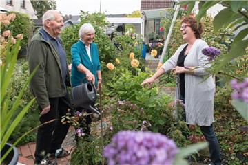 Egon und Giesela Uklan beim "Schnack über'n Gartenzaun" mit Nachbarin Andrea Nebbe.