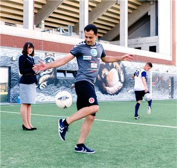 Eher bodenständige Rekordversuche unternahmen am Erscheinungstag zwei Fußballvirtuosen am Millerntorstadion auf St. Pauli. Dem 33-jährigen Sinan Öztürk gelang es, den Ball 157-mal hintereinander mit der Ferse zu kicken.