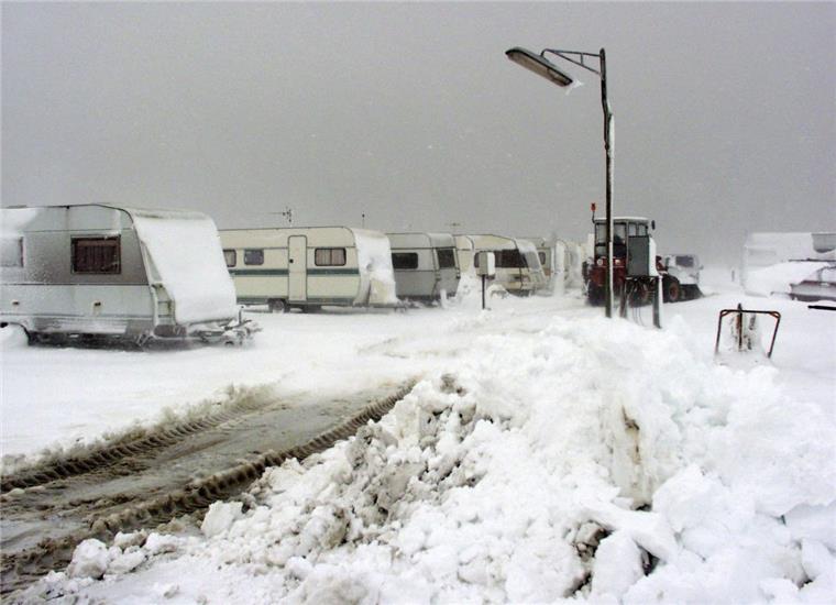 Eher die Ausnahme beim Wintercamping an der Wurster Küste: Im März 2001 waren bei einem plötzlichen Schneesturm etliche Wohnwagen auf dem Campingplatz im Vordeichgelände in Dorum-Neufeld eingeschneit.