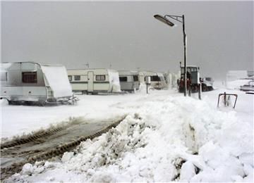 Eher die Ausnahme beim Wintercamping an der Wurster Küste: Im März 2001 waren bei einem plötzlichen Schneesturm etliche Wohnwagen auf dem Campingplatz im Vordeichgelände in Dorum-Neufeld eingeschneit.