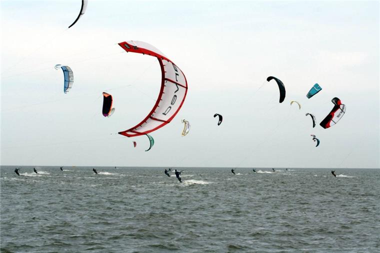 ehr Kitesurfer, weniger Platz – hier Cuxhaven-Sahlenburg – erhöht die Unfallgefahr für Kitesurfer, argumentieren die Betroffenen. Die Nationalparkverwaltung hält mit Umweltverträglichkeitsaspekten dagegen.