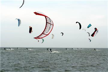 ehr Kitesurfer, weniger Platz – hier Cuxhaven-Sahlenburg – erhöht die Unfallgefahr für Kitesurfer, argumentieren die Betroffenen. Die Nationalparkverwaltung hält mit Umweltverträglichkeitsaspekten dagegen.