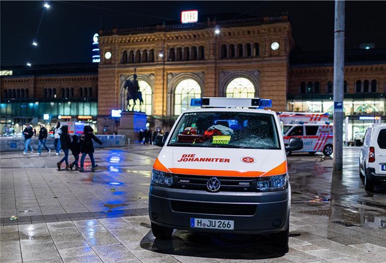 Einsatzfahrzeuge der Johanniter-Unfall-Hilfe stehen am Abend vor dem Hauptbahnhof. Ehrenamtliche Einsatzkräfte verteilen im Hauptbahnhof Essen und Getränke an gestrandete Reisende.