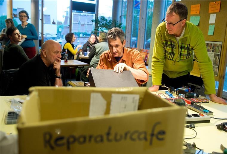 Ehrenamtliche Reparateure helfen am Donnerstag, 23. September, im Nordenhamer Reparatur-Café dabei, defekte Gegenstände wieder in Gang zu bringen. 