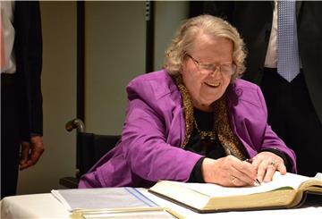 Charlotte Naerger trägt sich ins goldene Buch der Stadt Zeven ein