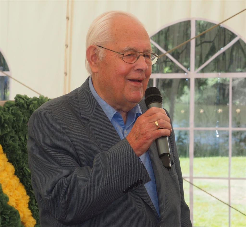 Ehrenlandrat Martin Döscher (83) grüßte die Landjugenden, natürlich in plattdeut...