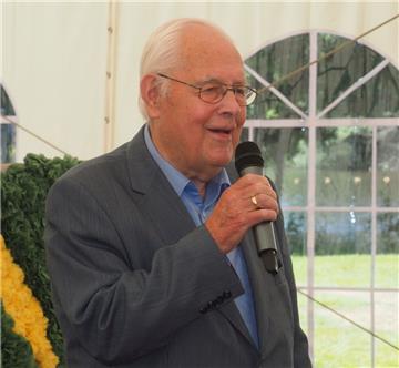 Ehrenlandrat Martin Döscher (83) grüßte die Landjugenden, natürlich in plattdeut...