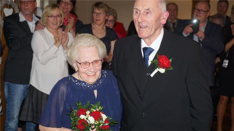 Farven: Mariechen und Johann Sievers feiern 65. Hochzeitstag Ehrentanz macht glücklich: Mariechen und Johann Sievers feierten in Ohrel ihre Eiserne Hochzeit.