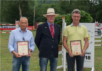 Ehrung für zwei „stille Stars“: Der Reitvereinsvorsitzende Rudolf Kruse (Mitte) ...