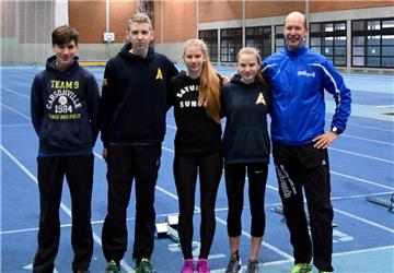 Eibo Heinrichs, Hendrik Nordenholt, Julia Weber und Jule Wachtendorf stellten ihren Trainer Stefan Doerner zufrieden.