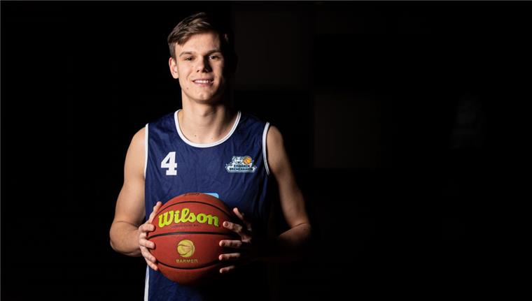 Eisbären-Talent Menno Möller arbeitet an weiteren Erfolgserlebnissen Eigengewächs Menno Möller hat den Sprung aus der U19-Mannschaft der Eisbären ins Profi-Team geschafft.